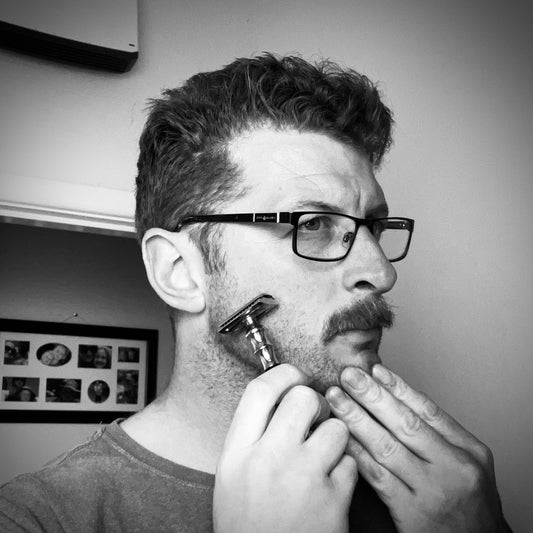 How to use a double edge safety razor?